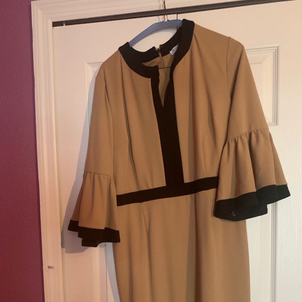 Taupe with black contrast